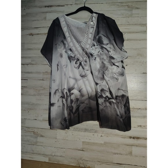 Blouse Womens 2X Gray Floral V Neck Kimono Sleeve Tunic Top Crochet Ruffle Sheer - Picture 2 of 6